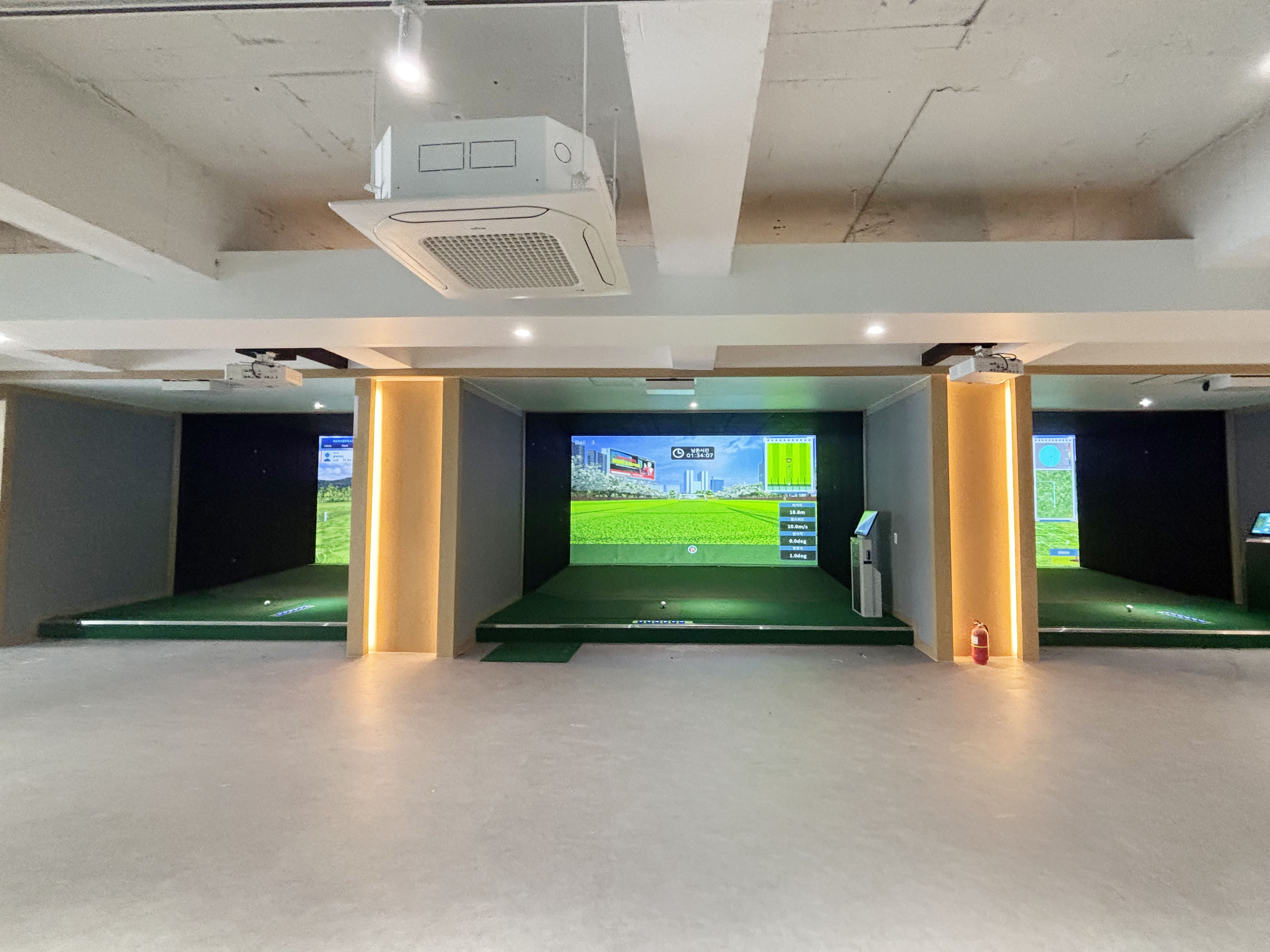 메인 스크린 집중형 룸 매장 사례