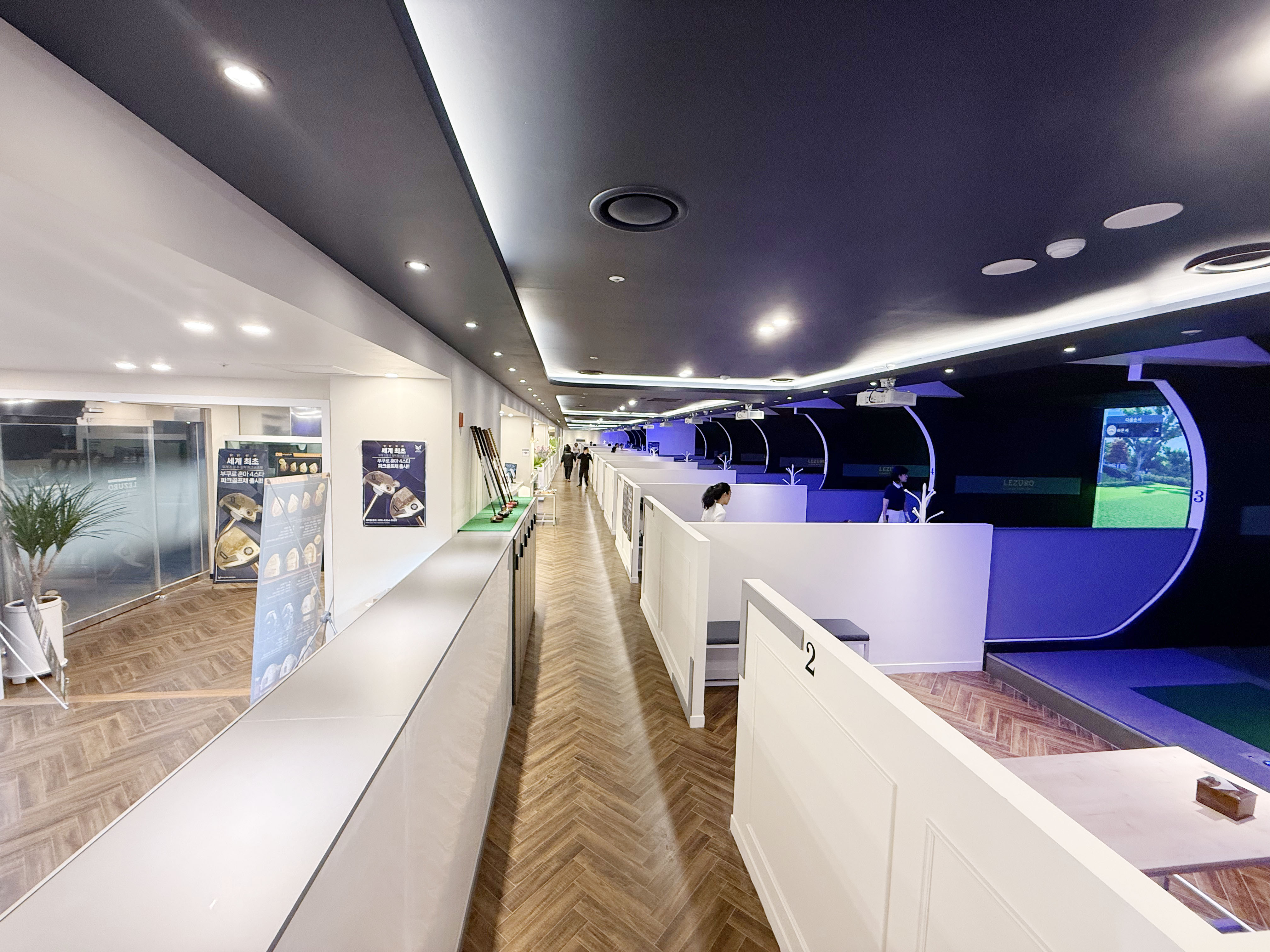 미래형 포드 동선 매장 사례